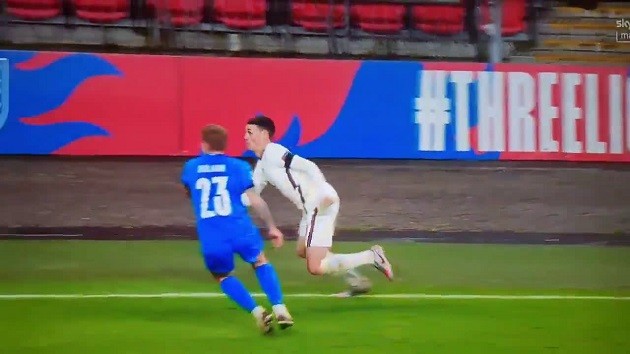 Man City's Phil Foden produced a brilliant first touch - Bóng Đá