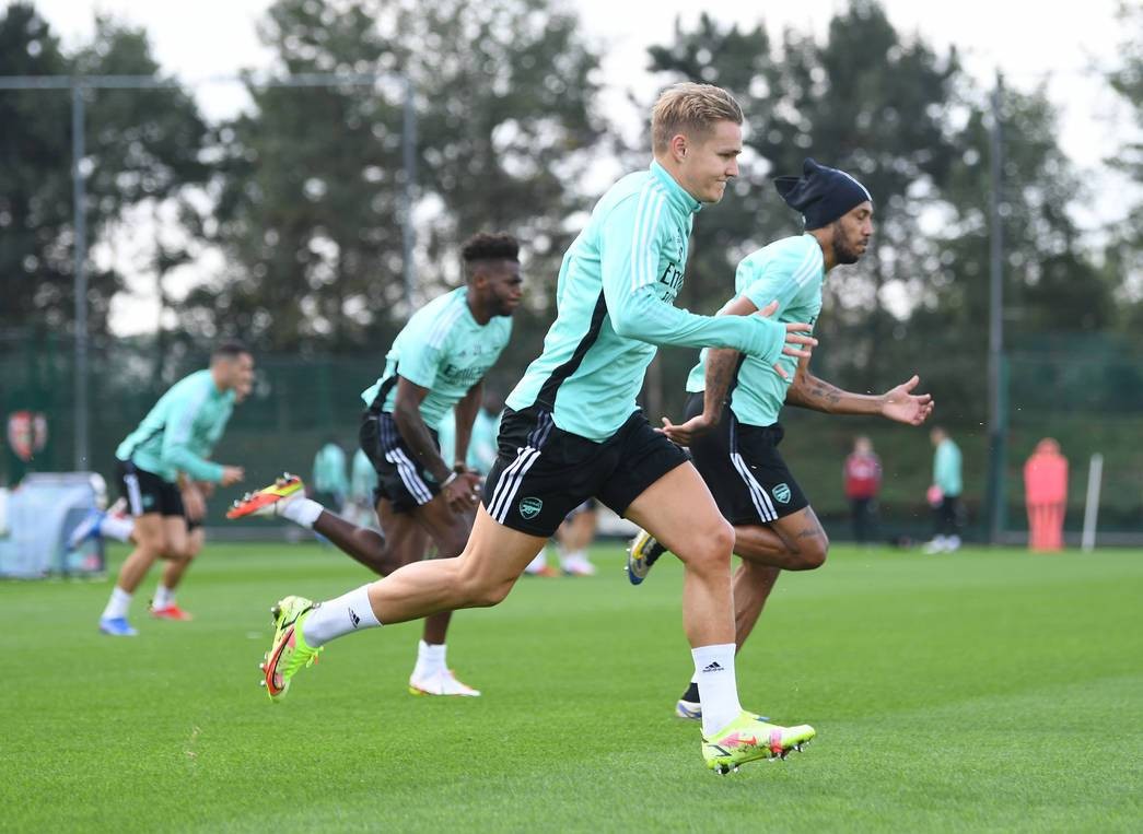 Cú hích lớn xuất hiện, tân binh đầy mạnh mẽ trên sân tập Arsenal - Bóng Đá