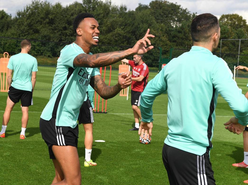 Bầu không khí tuyệt vời trên sân tập, tân binh Arsenal cười tươi rói - Bóng Đá