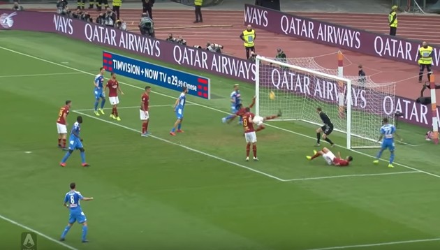 Smalling cứu thua trên vạch vôi - Bóng Đá