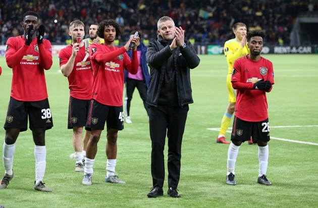 Lingard wraps up warm and Mata joined by wife as Man Utd stars make final preparations for Aston Villa clash - Bóng Đá