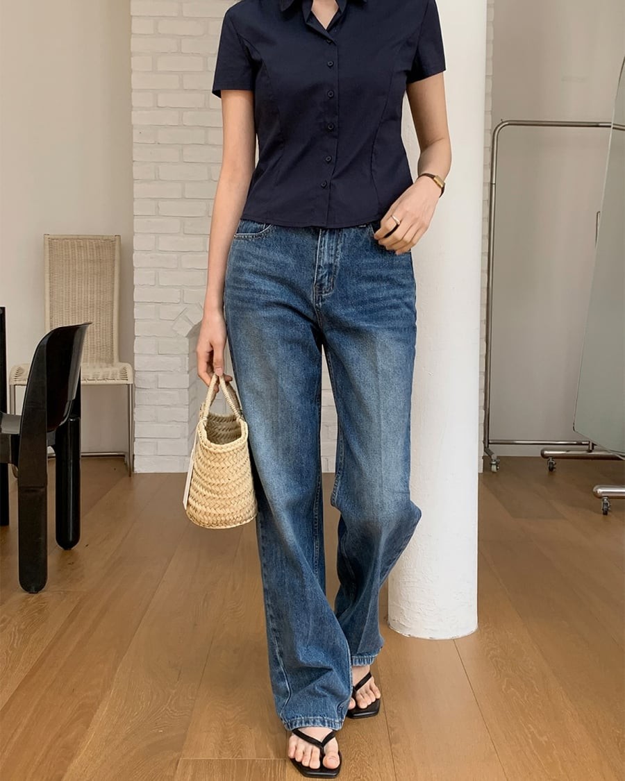 Khi nhiệt độ tăng cao, áo sơ mi cộc tay trở thành giải pháp thiết thực nhờ thiết kế gọn gàng và khả năng tạo sự thông thoáng. 