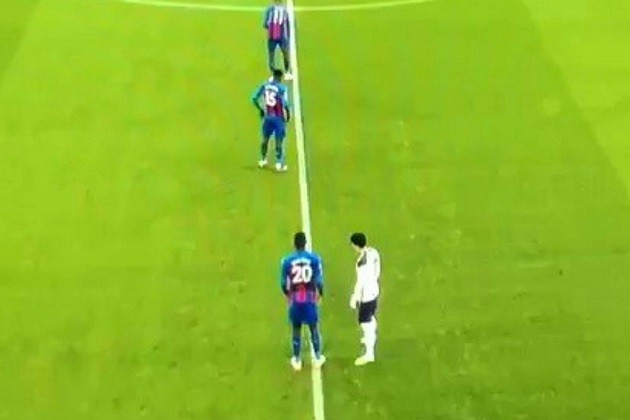 Crystal Palace 1-1 Tottenham: Benteke and Son tussle after forgetting to take a knee - Bóng Đá
