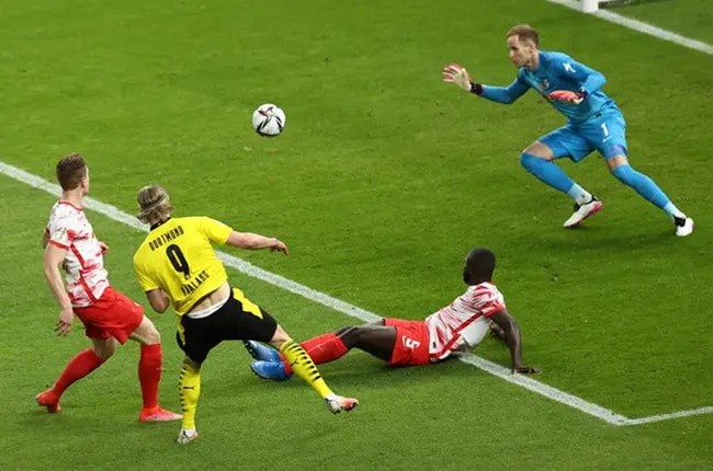 Haaland đầy uy lực, làm tân binh Bayern ngã sõng soài rồi ghi bàn - Bóng Đá
