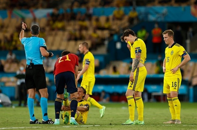 Điềm báo xuất hiện, trận Tây Ban Nha - Thụy Điển vỡ vụn vì 'chân gỗ' - Bóng Đá