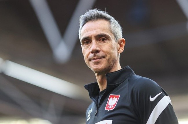 Người cũ Arsenal phì phèo thuốc lá trước giờ đấu Tây Ban Nha - Bóng Đá