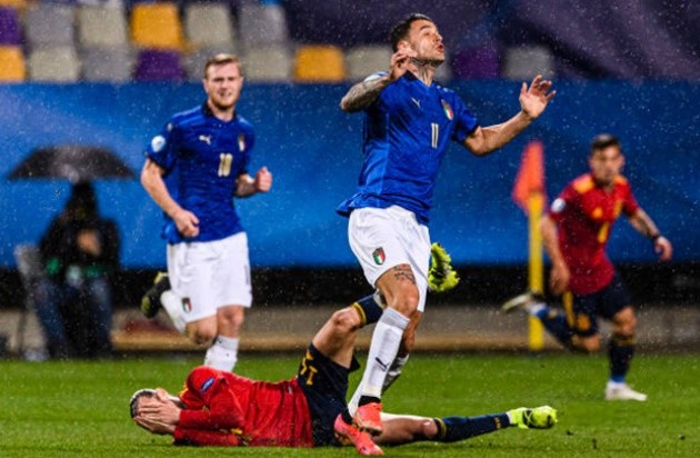 Three red cards in a minute as it all kicks off between Spain and Italy U21s – Barcelona’s Mingueza receives a straight red - Bóng Đá