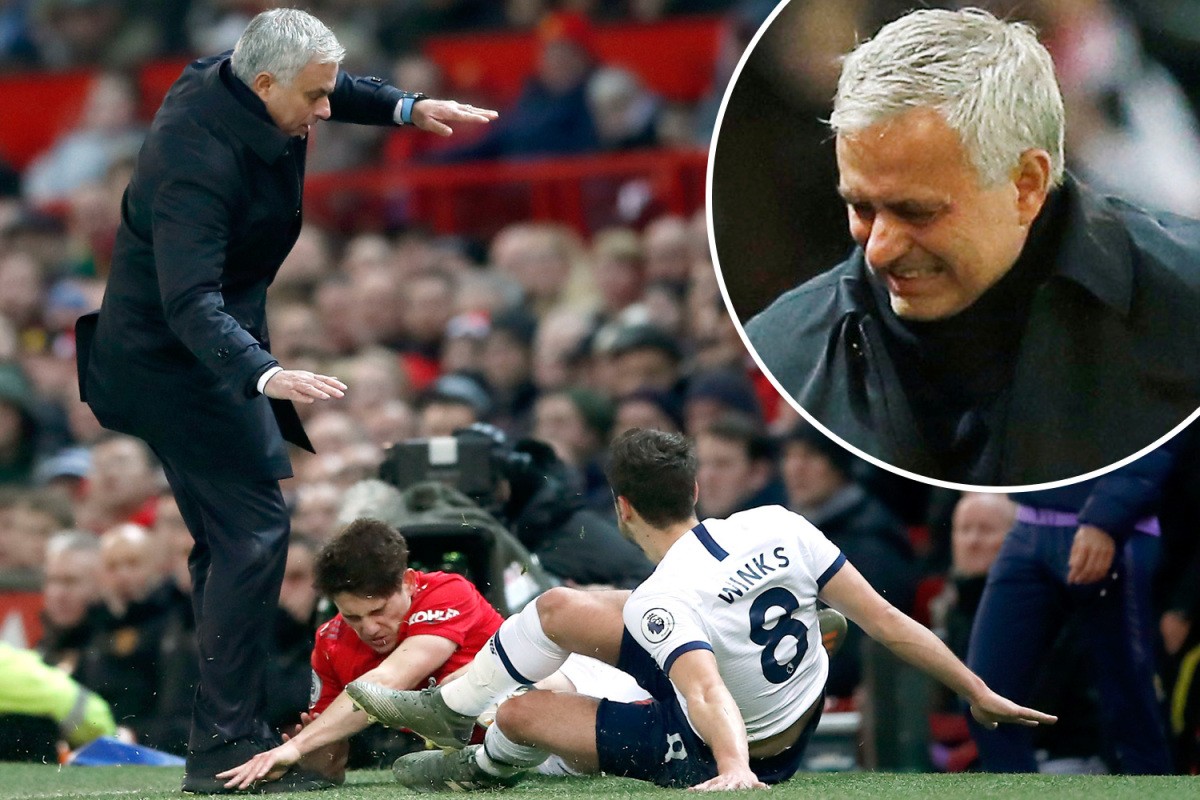 ẢNH Daniel James tông vào Mourinho - Bóng Đá