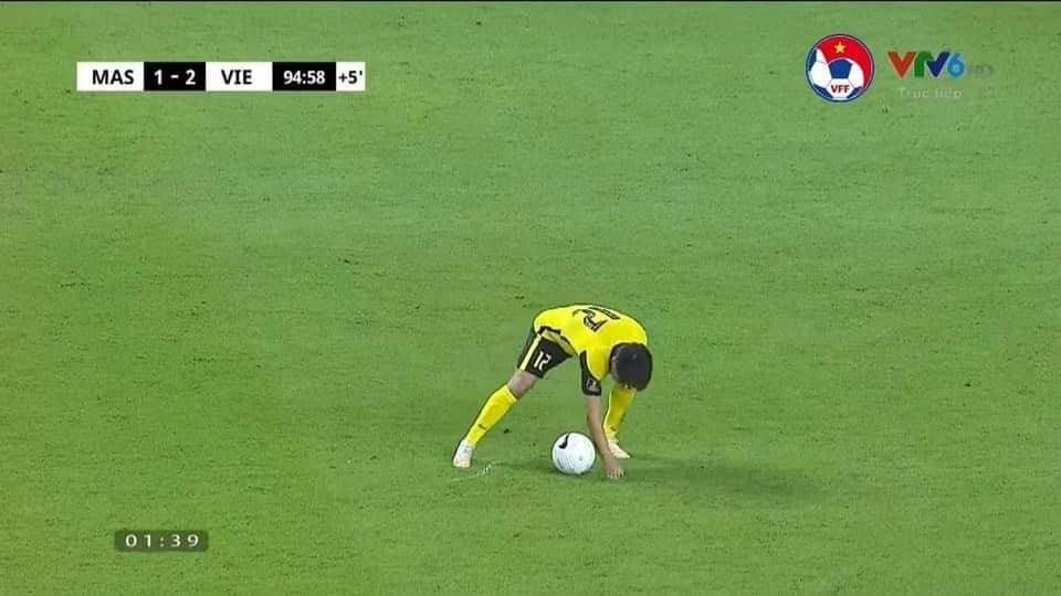 Cầu thủ Malaysia có pha gian lận không thấy ngượng - Bóng Đá