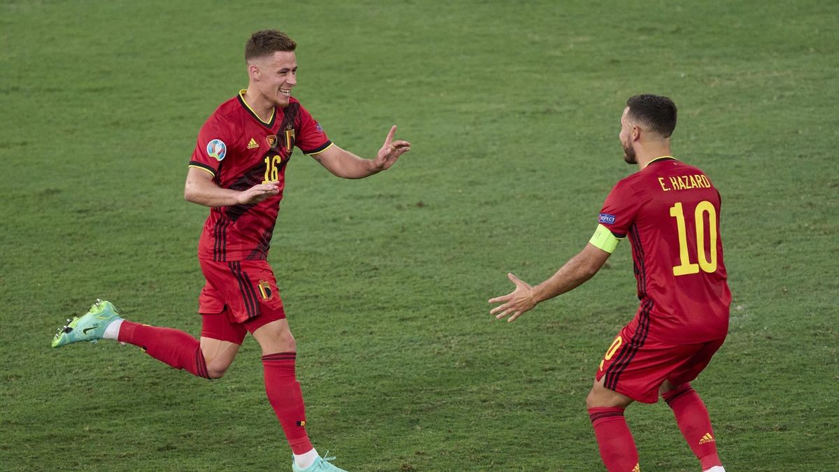 Ronaldo bất lực, ném băng đội trưởng khi BĐN bị loại - Bóng Đá