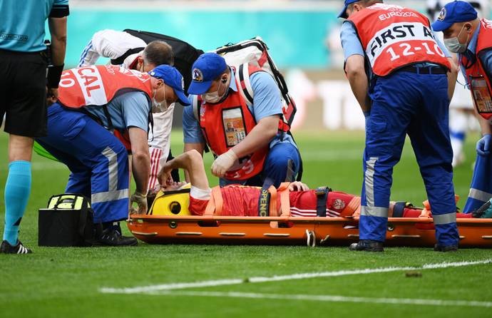 Russia defender Mario Fernandes taken to hospital after suspected spinal injury - Bóng Đá