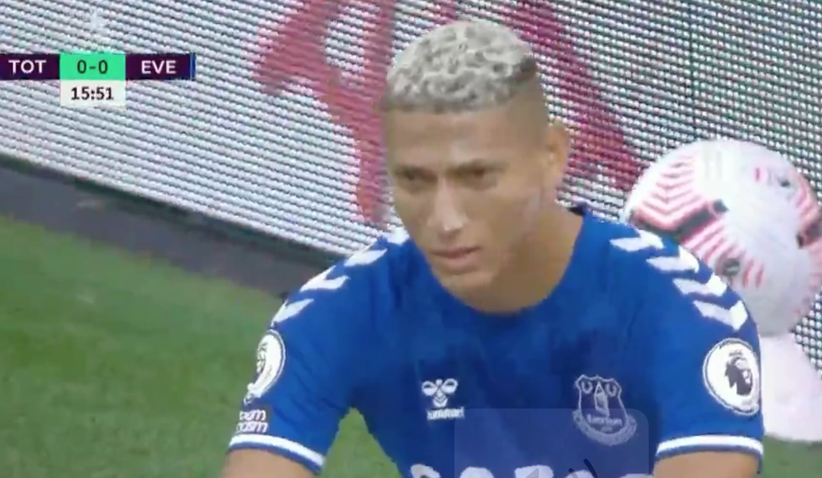 Richarlison sút bóng ra ngoài - Bóng Đá