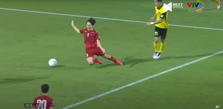 CĐV Malaysia nổi giận, tấn công Văn Toàn - Bóng Đá