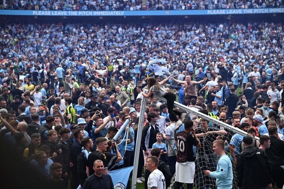 CĐV Man City quậy tưng bừng tại Etihad trong ngày vô địch - Bóng Đá