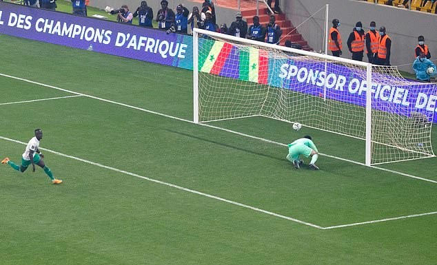 Salah đá hỏng 11m, Ai Cập bị loại khỏi World Cup bởi kịch bản điên rồ - Bóng Đá