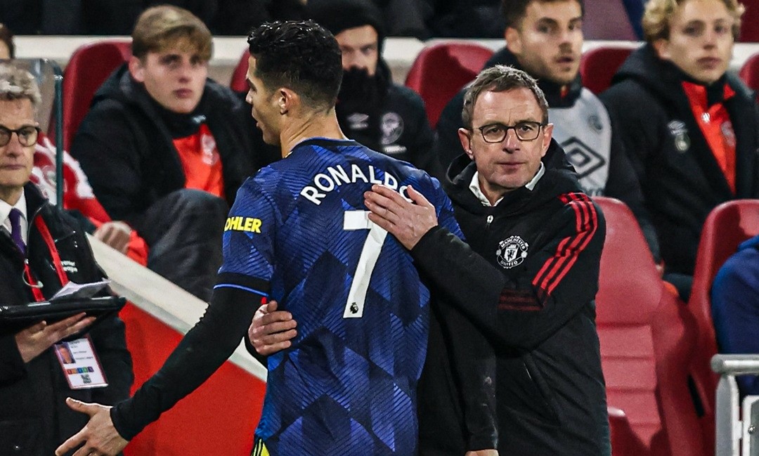 Ronaldo giận dữ ném áo, HLV Rangnick liền phản ứng ngay lập tức - Bóng Đá