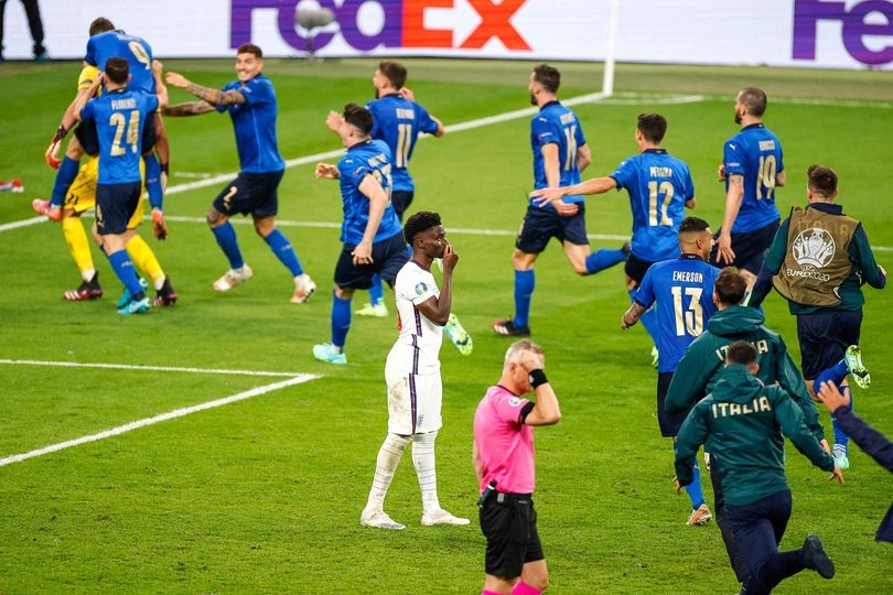 Bức ảnh lột tả hết cảm xúc trận chung kết EURO 2020 - Bóng Đá