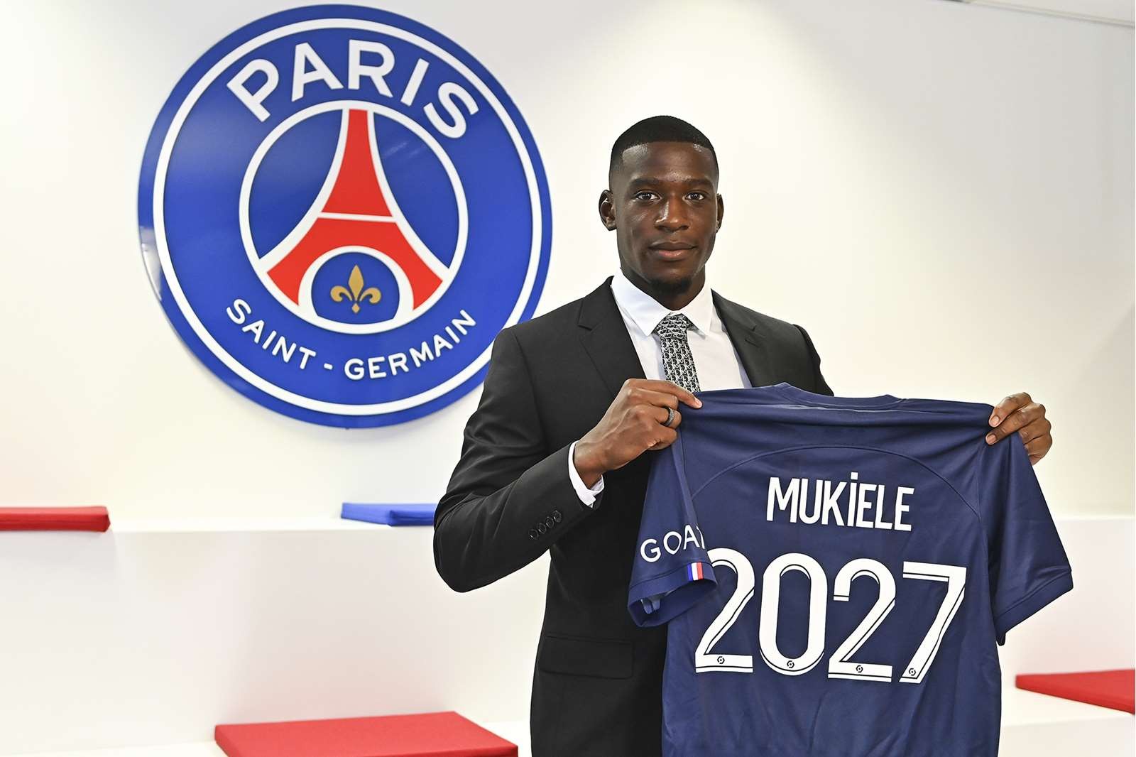 Official: PSG Mukiele - Bóng Đá