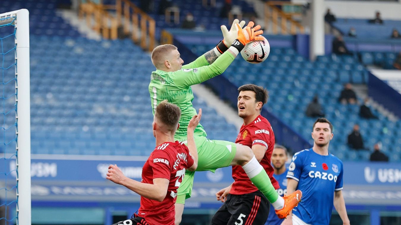 Jordan Pickford boots Harry Maguire in the penalty area during Everton vs Man Utd - Bóng Đá