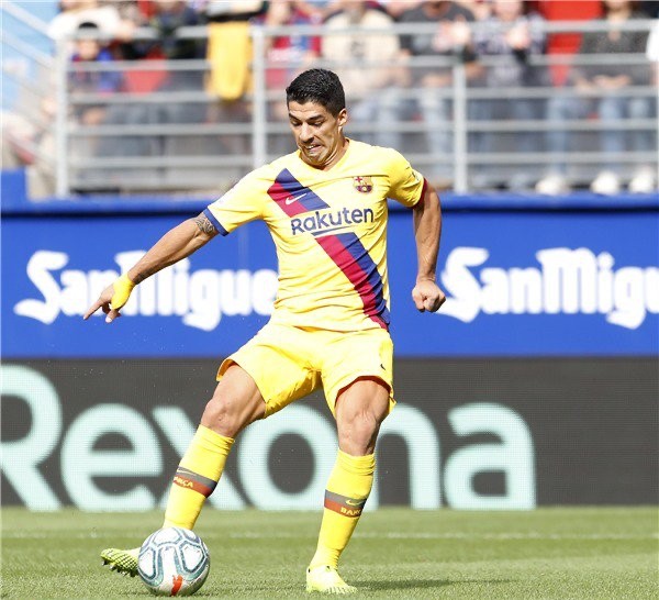 Luis Suárez has discomfort in his right calf. Upon arriving in Barcelona - Bóng Đá