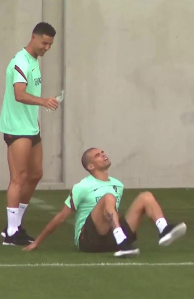 Ronaldo hóa trẻ con, Pepe chỉ còn biết cười trừ - Bóng Đá