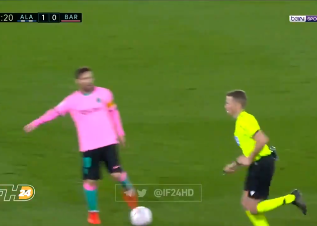 Lionel Messi boots ball towards referee during Alaves vs Barcelona - Bóng Đá