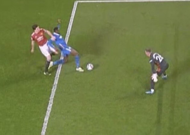 Maguire quá mạo hiểm, suýt thành 'tội đồ' khiến Man Utd mất điểm - Bóng Đá