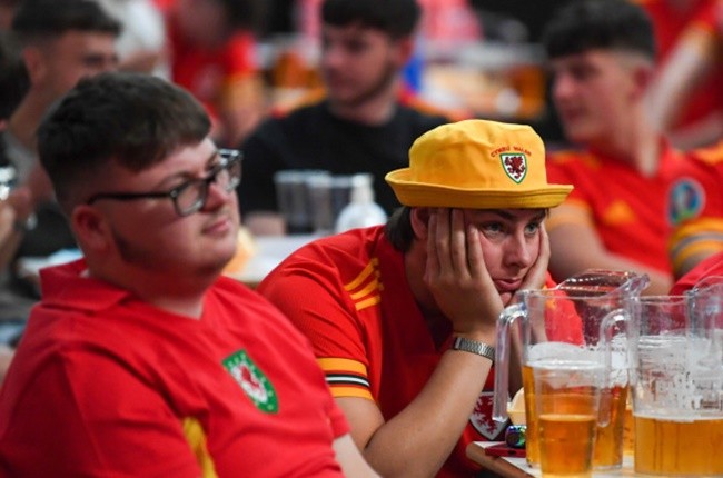 Bale bất lực, CĐV Wales khóc cạn nước mắt trong ngày chia tay EURO - Bóng Đá