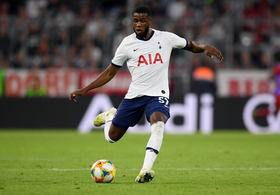 AC Milan đàm phán với hậu vệ Tottenham - Bóng Đá