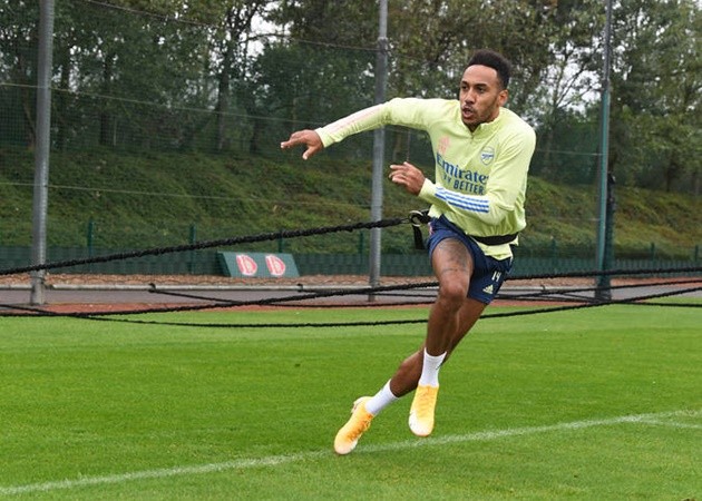 Arsenal tập luyện, CĐV bấn loạn vì hai trợ lý trẻ trung của Mikel Arteta - Bóng Đá