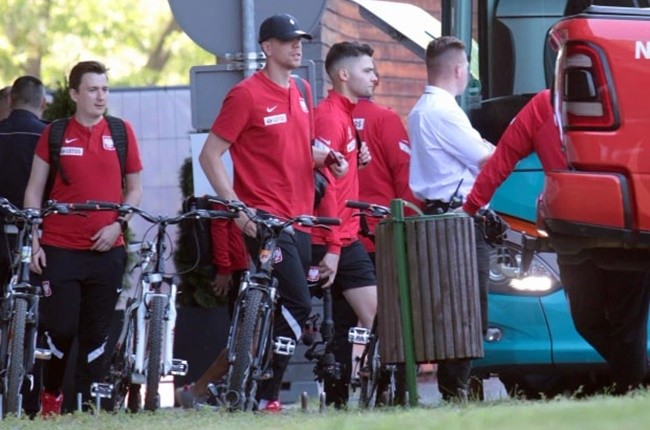 Người cũ Arsenal phì phèo thuốc lá trước giờ đấu Tây Ban Nha - Bóng Đá