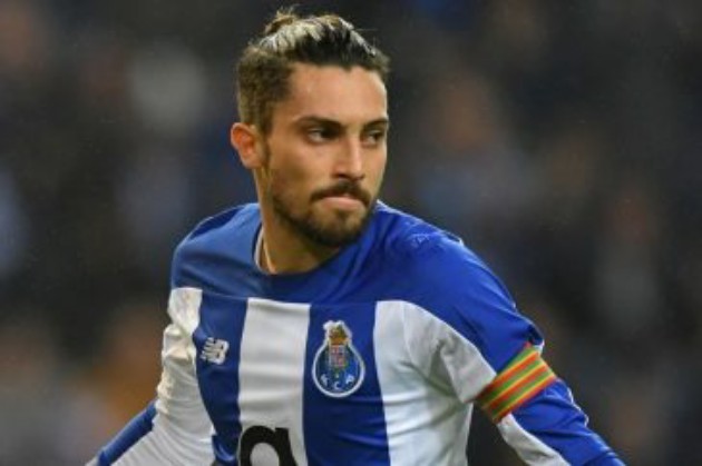 Man Utd trying to seal Alex Telles transfer on cheap for £12m from Porto with defender ‘convinced’ deal will be reached - Bóng Đá