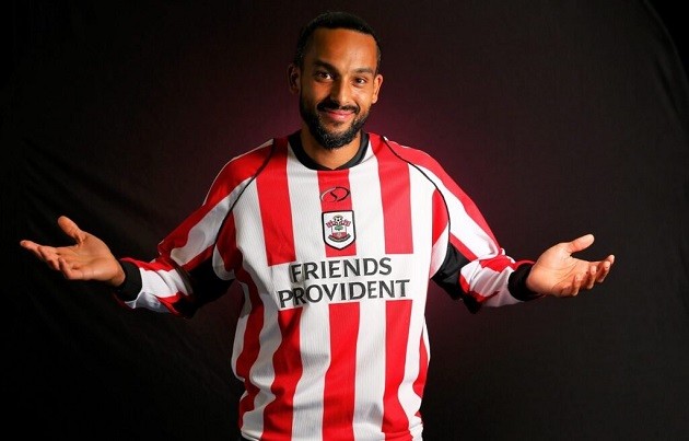Theo Walcott ghi bàn đầu tiên cho Southampton sau 25 năm - Bóng Đá
