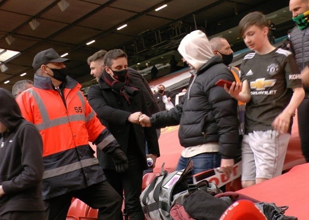 CĐV Man Utd bạo loạn: Khi huyền thoại cũng có 'this và that' - Bóng Đá