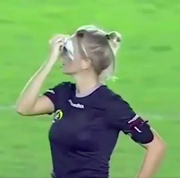 Quá xinh đẹp, nữ trọng tài FIFA bị rủ đi 'tiếp khách' - Bóng Đá