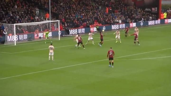 Wan-Bissaka bị gọi là thảm họa phòng ngự - CĐV Man Utd - Bóng Đá