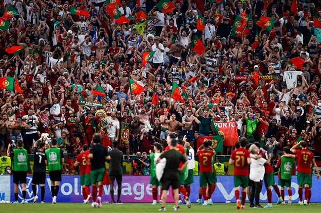 Ronaldo hóa trẻ con, Pepe chỉ còn biết cười trừ - Bóng Đá