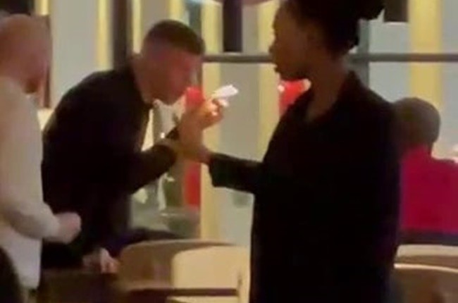 SỐC! Bê tha, 'kẻ bị Chelsea ruồng rẫy' làm loạn nơi công cộng - Bóng Đá