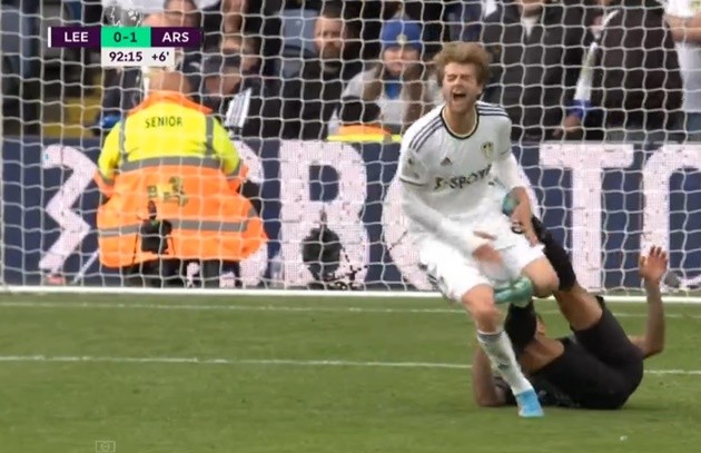 VAR cứu nguy, Arsenal giành 3 điểm hú họa - Bóng Đá