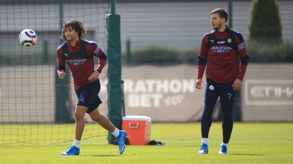 Man City ung dung ngồi nhìn M.U với Spurs đánh nhau 