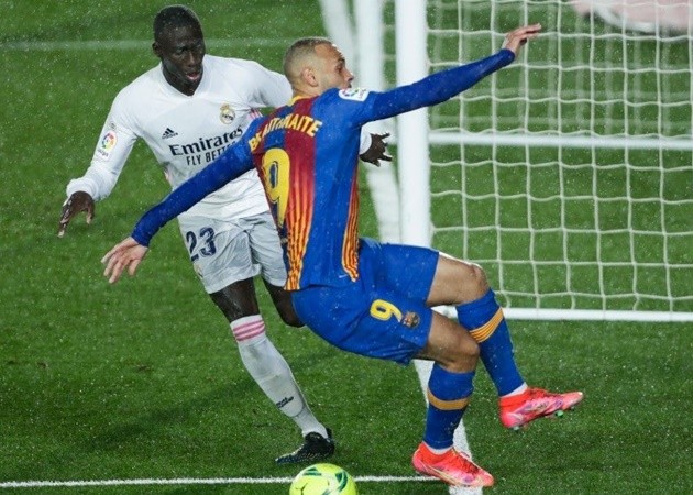 'Troll' không thương tiếc, sao Real khiến Gerard Pique tức điên - Bóng Đá