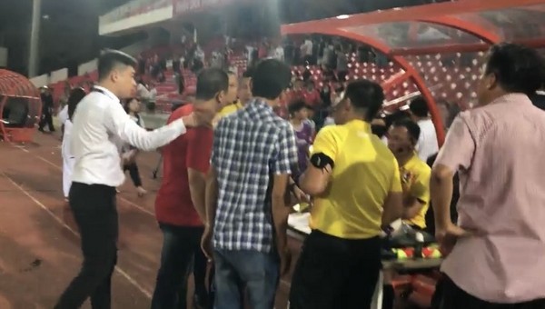 Vòng 8 V-League: HAGL lập hattrick; CĐV “phun mưa” trọng tài - Bóng Đá