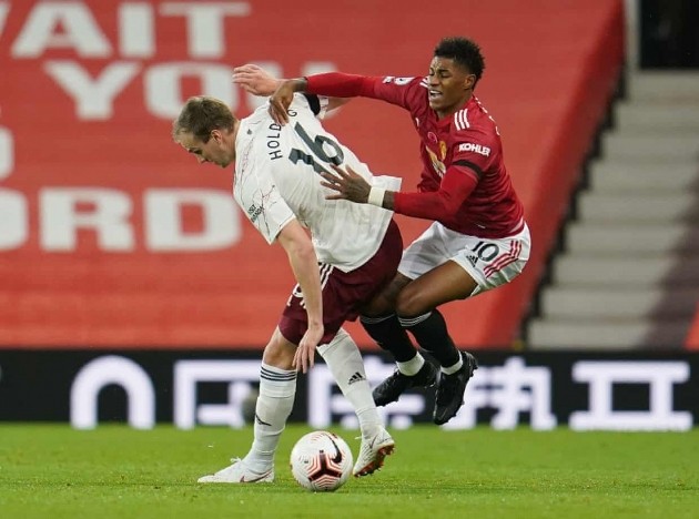 Gary Neville highlights problems facing Manchester United in midfield diamond - Bóng Đá