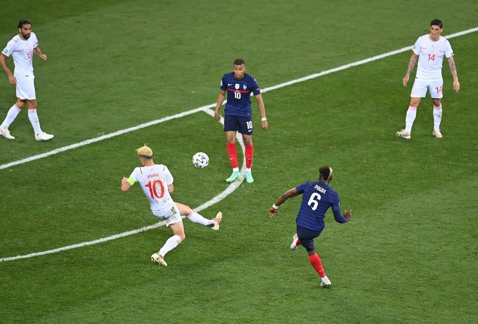 Pogba xuất thần từ người hùng hóa tội đồ - Bóng Đá