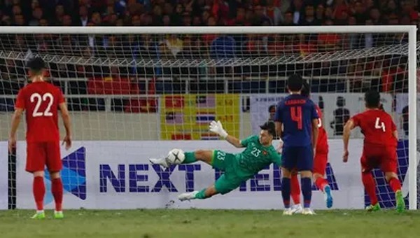 CHOÁNG! Lộ hình ảnh Quang Hải làm điều không ngờ giúp Văn Lâm cản penalty - Bóng Đá