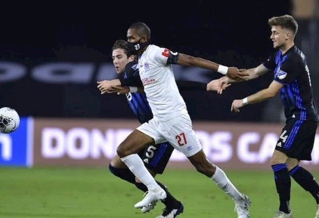 Honduras international Jerry Bengtson takes no chances in desperate bid to avoid catching Covid as he wears his mask DURING game against Thierry Henry - Bóng Đá
