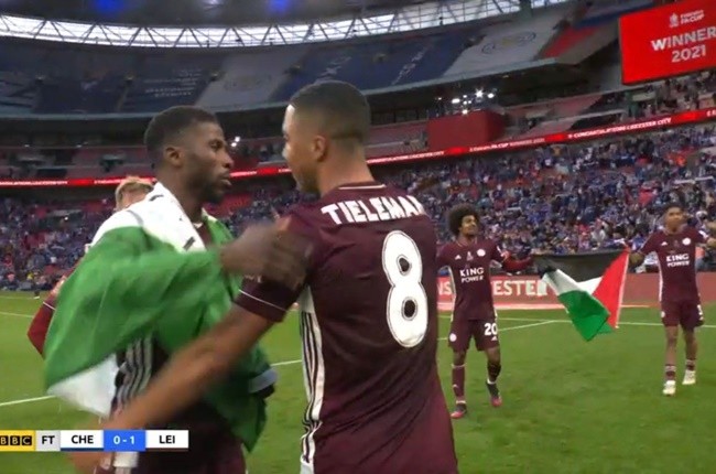 Ăn mừng đặc biệt, 2 sao Leicester 'vỗ thẳng mặt' chủ tịch Chelsea - Bóng Đá