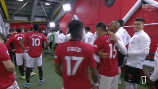 Roy Keane ‘disgusted’ as Manchester United players hug Liverpool rivals in Old Trafford tunnel - Bóng Đá