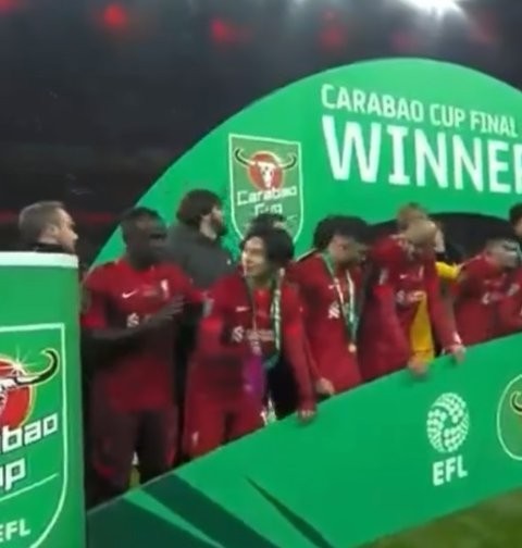 Hành động đẹp của Minamino trong lễ ăn mừng vô địch League Cup - Bóng Đá
