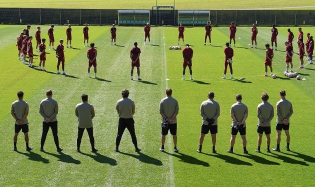 Liverpool players and staff pay respects to Andrew Devine - Bóng Đá
